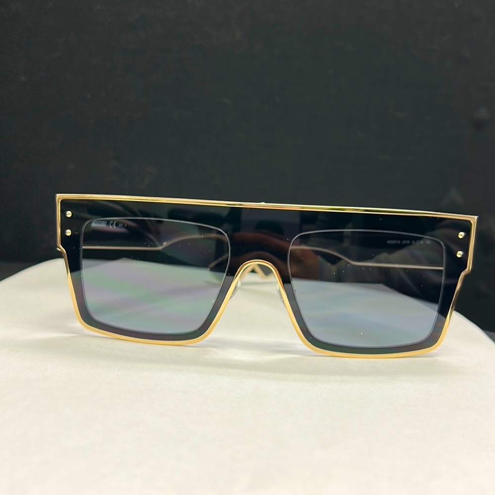 Moschino sunglasses with original case, 100% uv protection